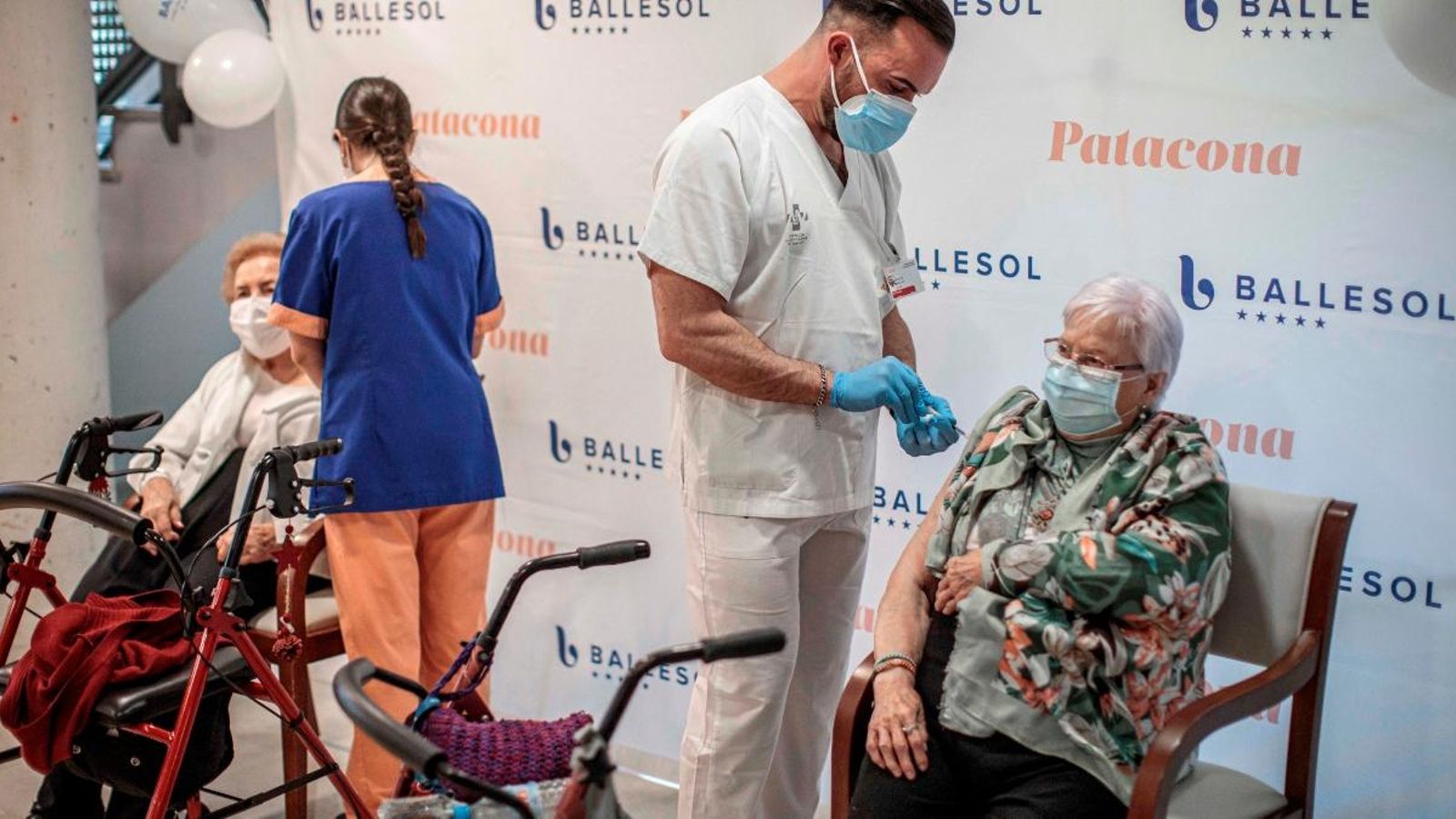 Un sanitari administra la vacuna de Pfizer a una usuària d’una residència de la Patacona, a València