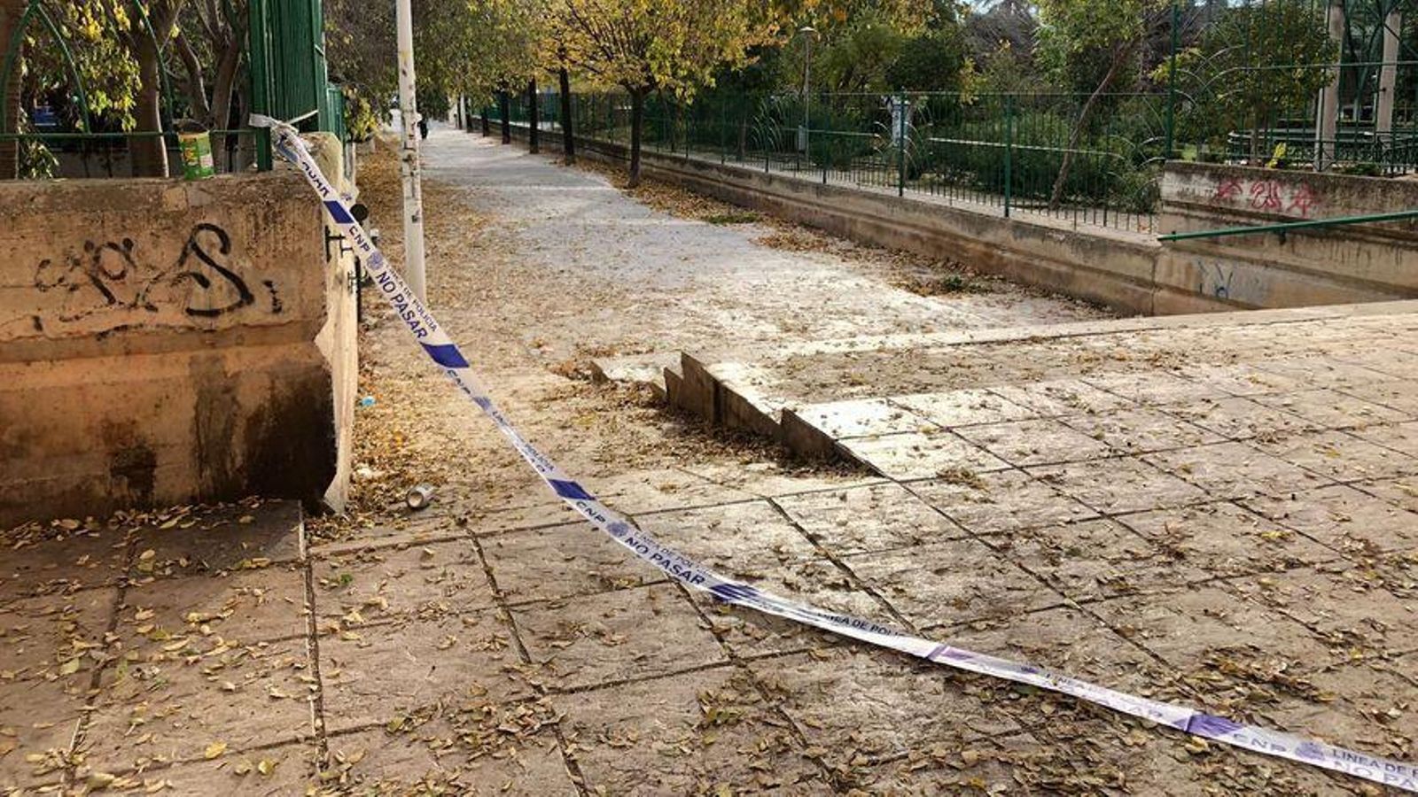 Un precinte policial indica el lloc de l'agressió