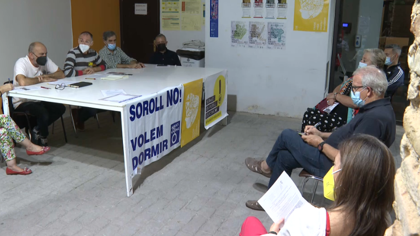 Imatge del veïnat de Ciutat Vella reunit en assemblea extraordinària