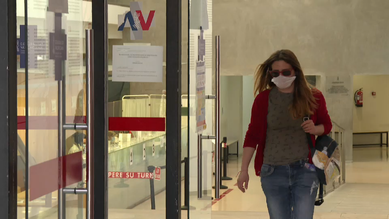 Usuària amb mascareta eixint d'un centre d'atenció primària