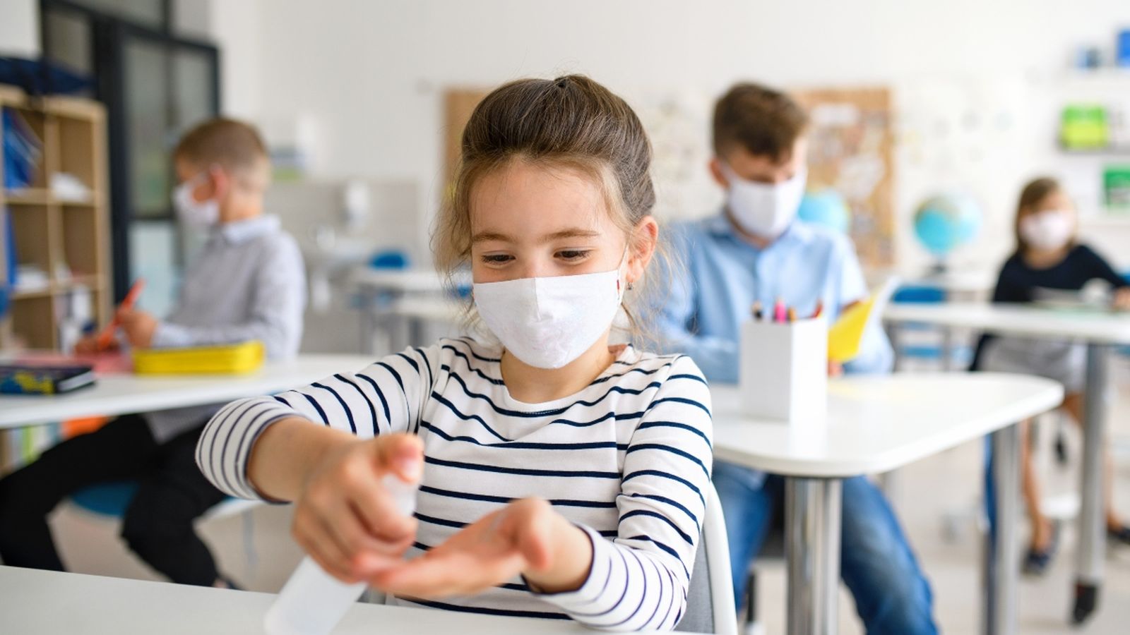 Alumnes amb mascareta en un centre escolar
