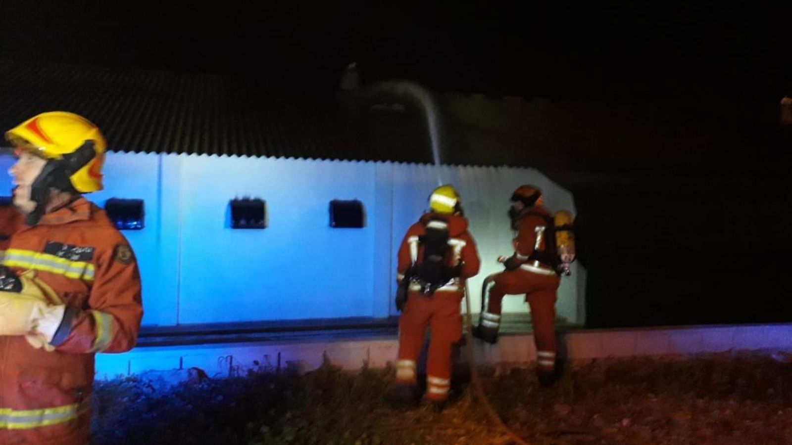 L'incendi ha afectat la meitat de la nau, situada a la partida la Coma de Picassent.