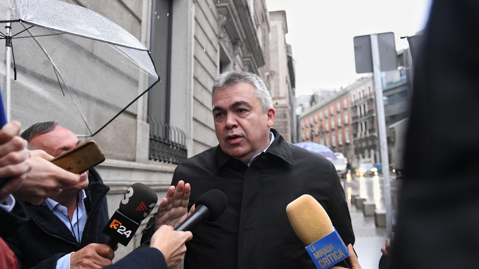 El secretari d'Organització del PSOE, Santos Cerdán, ofereix declaracions a la seua arribada al Congrés dels Diputats