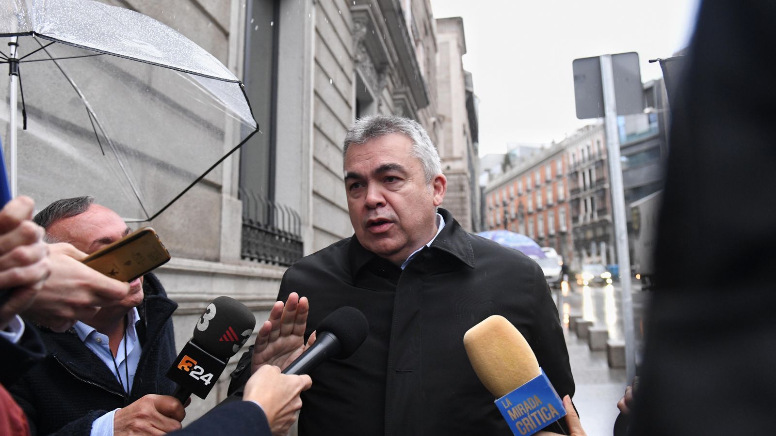 El secretari d'organització del PSOE, Santos Cerdán, ofereix declaracions en arribar al Congrés El secretari d'Organització del PSOE, Santos Cerdán, ofereix declaracions a la seua arribada al Congrés dels Diputats
