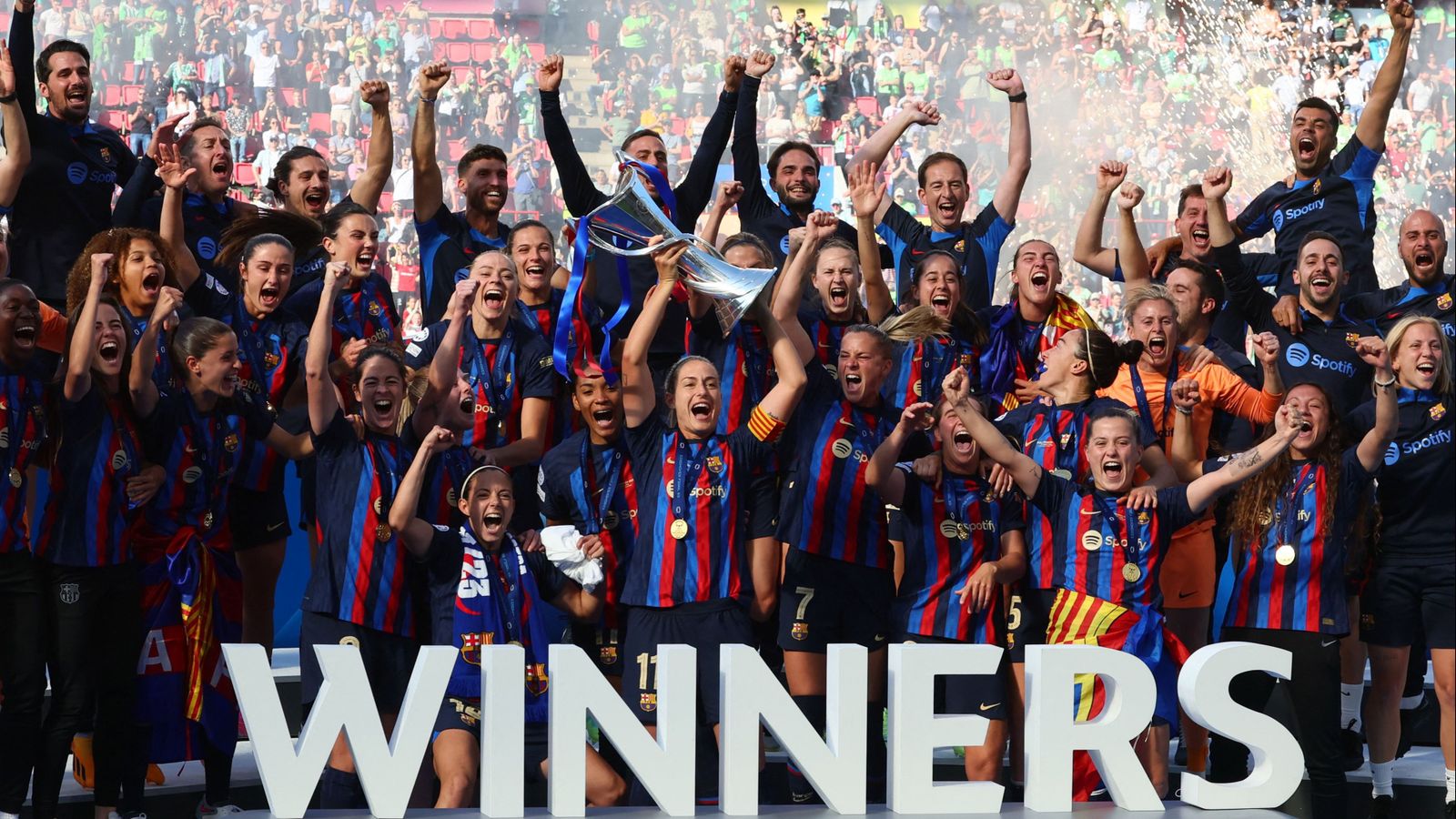 Les jugadores del Barça, amb el trofeu de campiones