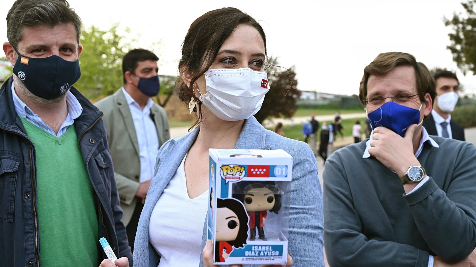 La candidata del PP posa amb una joguina amb el seu nom