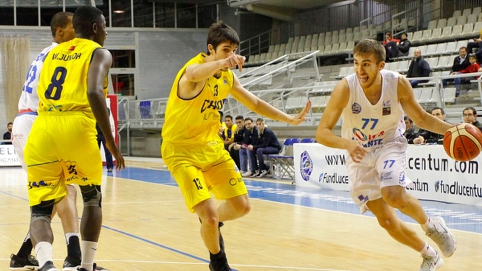 El Lucentum tracta de trencar la defensa del Canoe