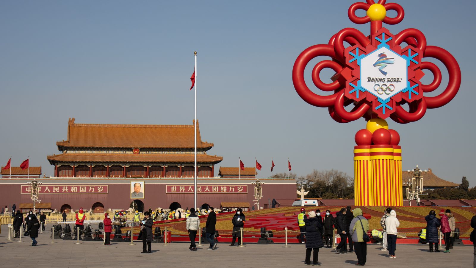 Una explanada de Pequí, amb un cartell dels Jocs Olímpics celebrats fa uns mesos a la Xina
