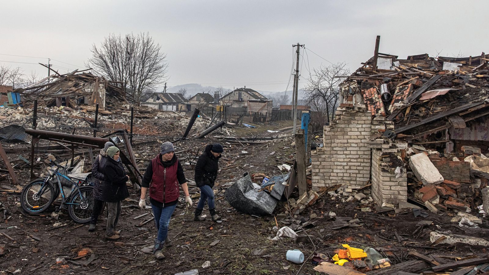 Ciutadans ucraïnesos observen els enderrocs en què ha quedat convertida una vivenda de la ciutat de Boromlia