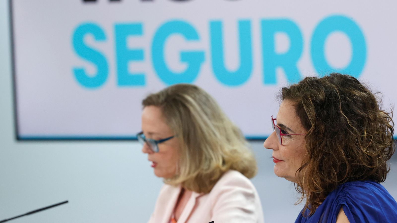 La vicepresidenta segona del Govern i ministra d'Assumptes Econòmics i Transformació Digital, Nadia Calviño i la ministra d'Hisenda i portaveu del Govern, María Jesús Montero