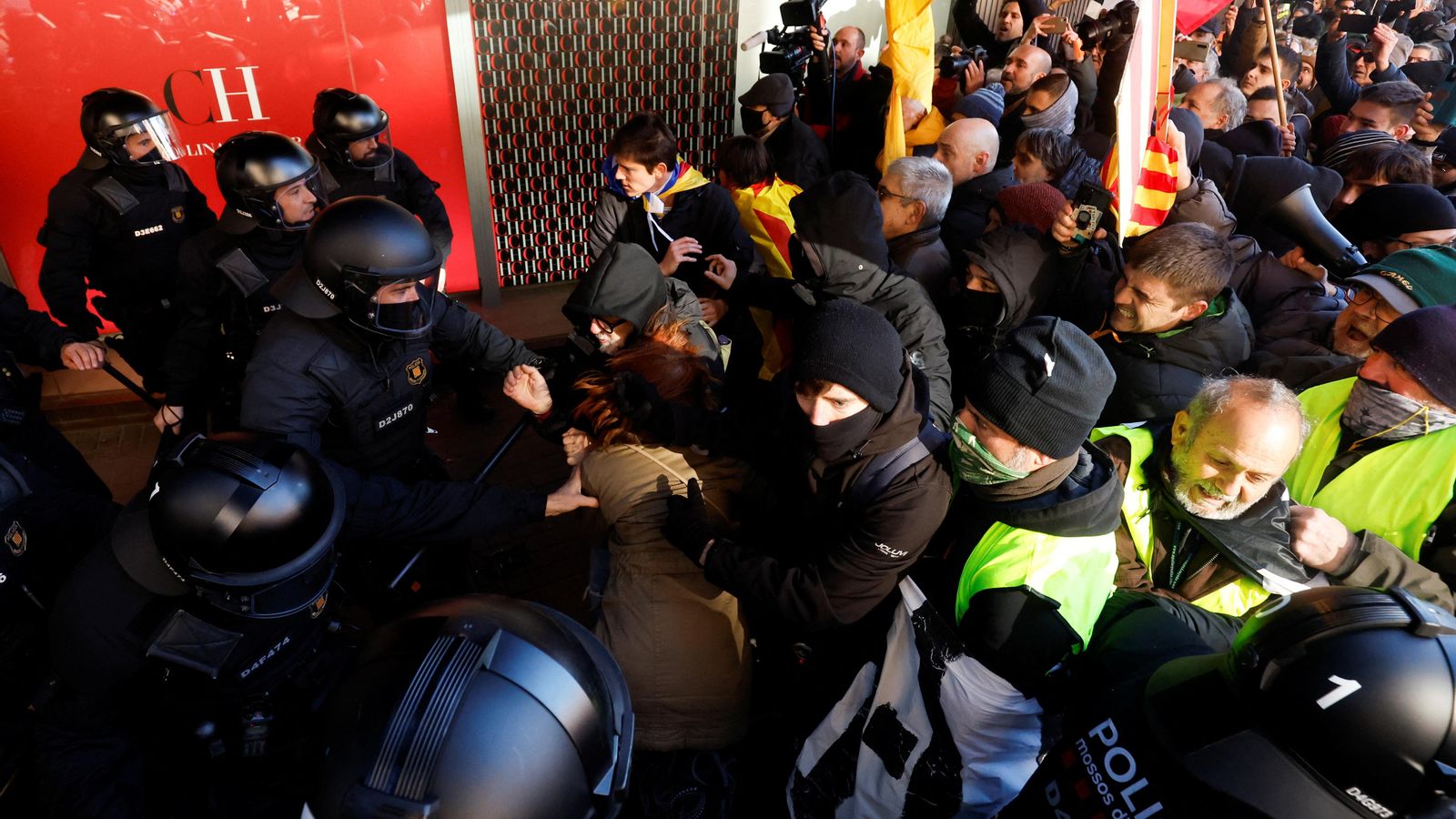 Enfrontaments entre manifestants independentistes i els Mossos d'Esquadra a Barcelona