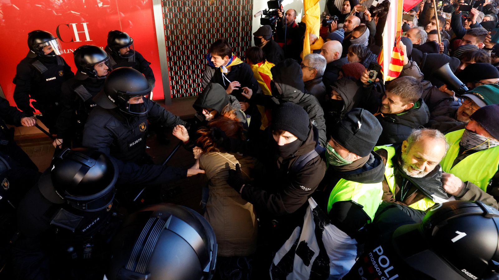 Enfrontaments entre manifestants independentistes i els Mossos d'Esquadra a Barcelona Enfrontaments entre manifestants independentistes i els Mossos d'Esquadra a Barcelona