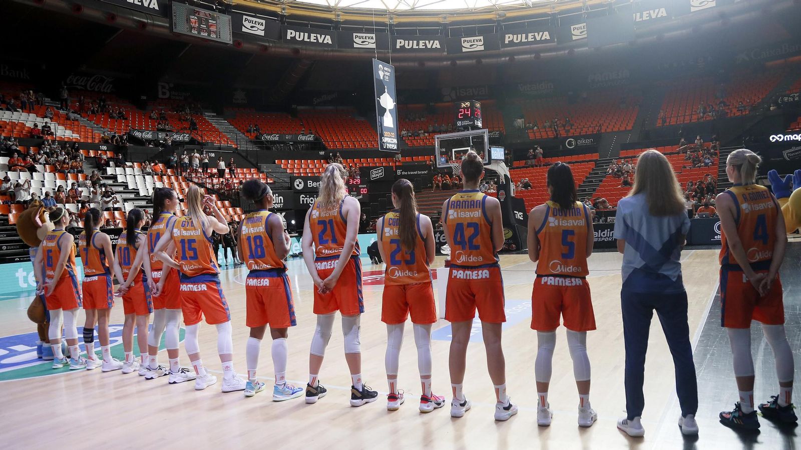 La banderola de cartó que commemora el títol de la Supercopa s'ha elevat al sostre de la Fonteta