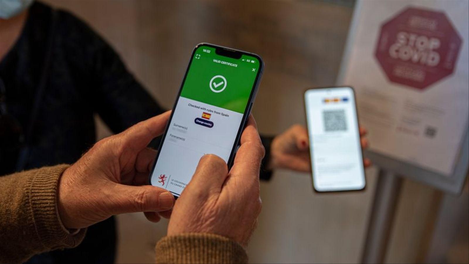 Una persona mostra el seu certificat covid en un restaurant