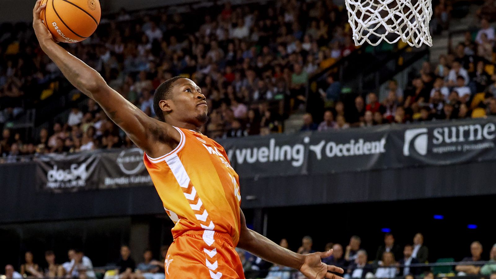 Omari Moore fa una esmaixada a Miribilla