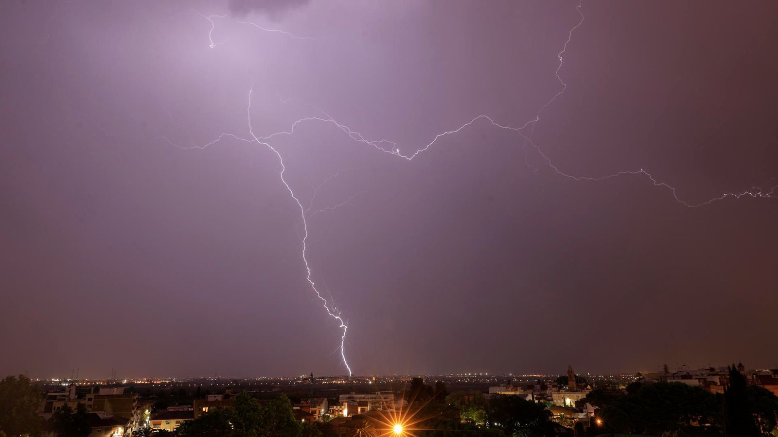 Llamps durant la tempesta de la nit de dissabte vistos des de Godella, a l'Horta Nord