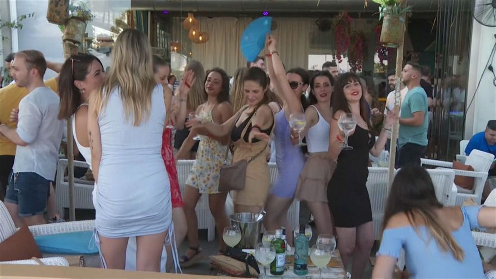 Un grup de dones en un local d'oci