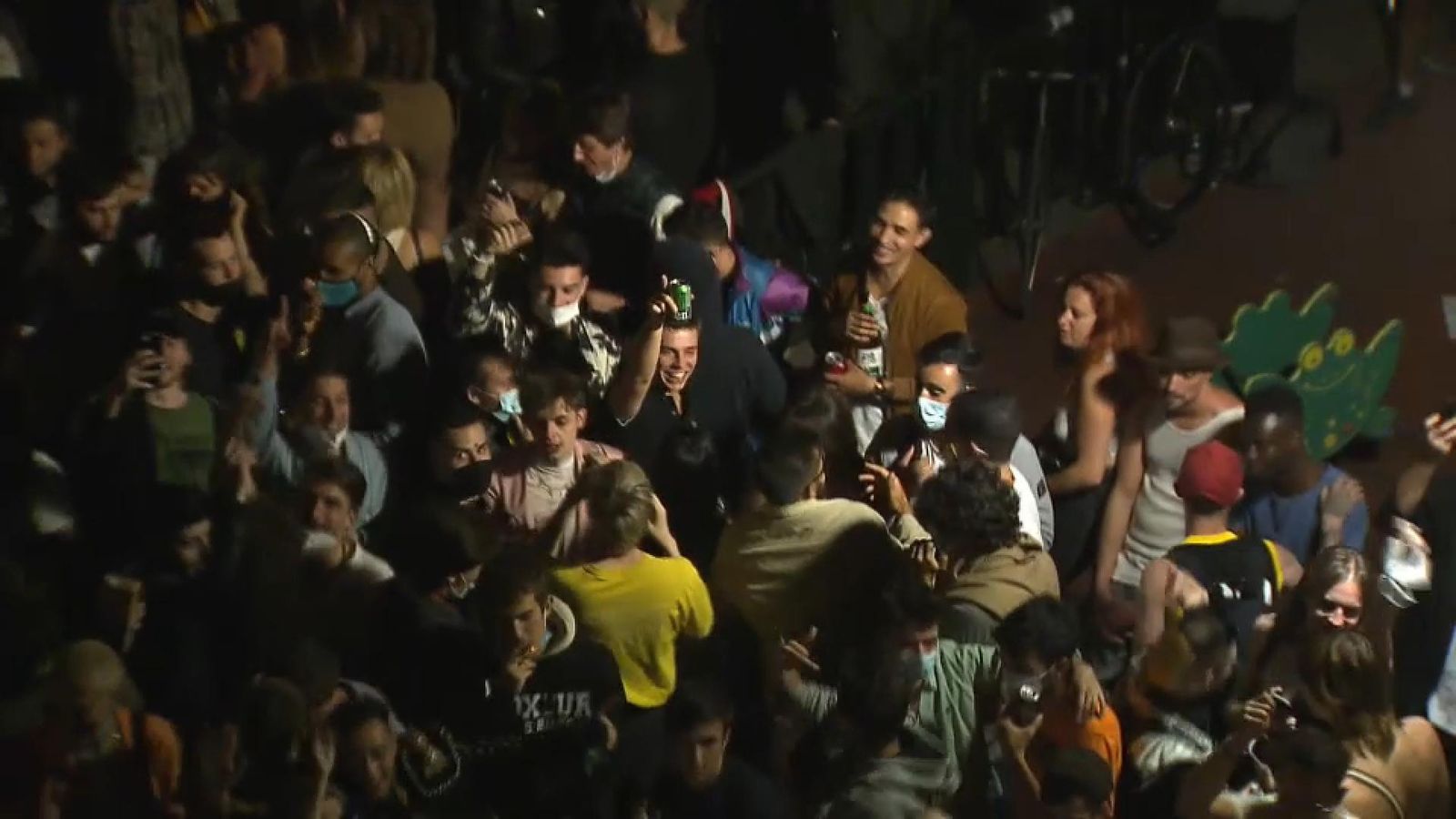 Un grup de joves fent botellot