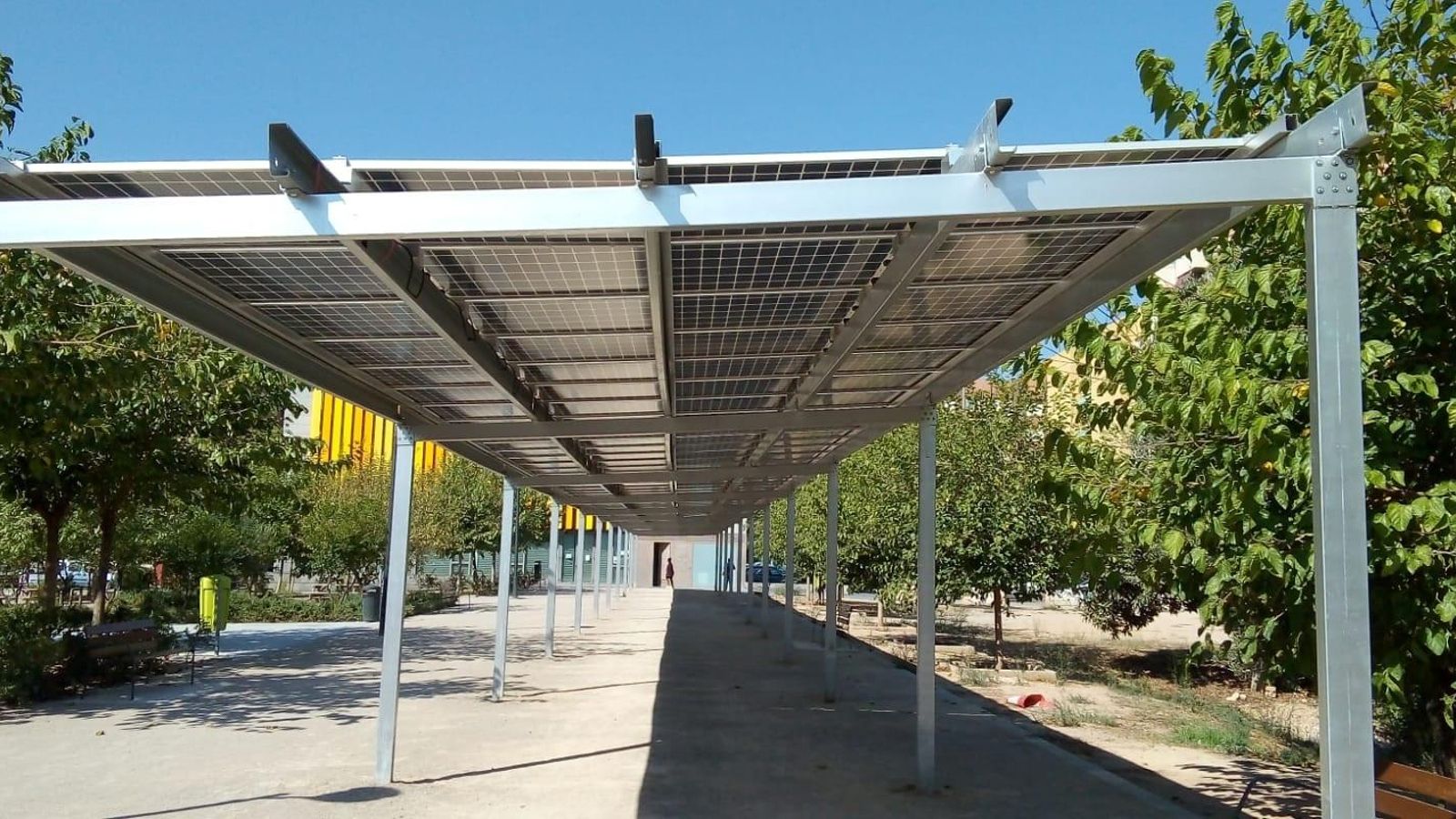 Una pèrgola fotovoltaica a la ciutat de València