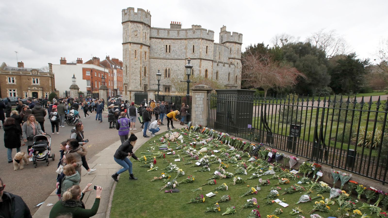 Monàrquics a les portes del castell de Windsor, on reten homenatge al duc d'Edimburg