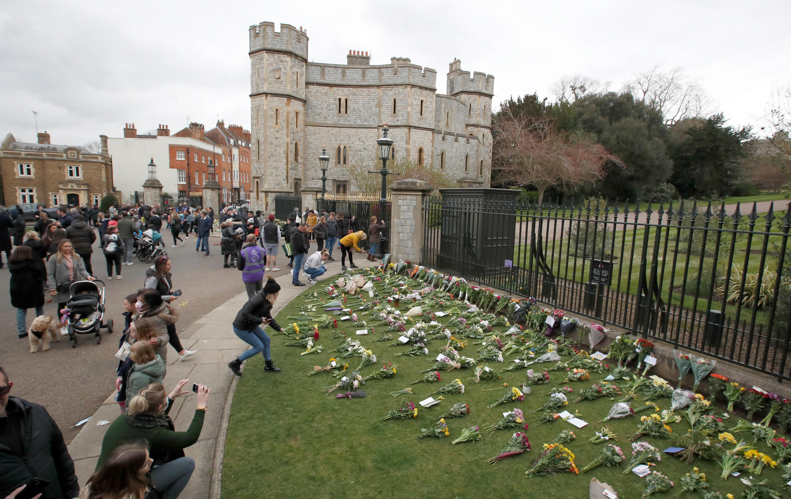 Monàrquics a les portes del castell de Windsor, on reten homenatge al duc d'Edimburg Monàrquics a les portes del castell de Windsor, on reten homenatge al duc d'Edimburg