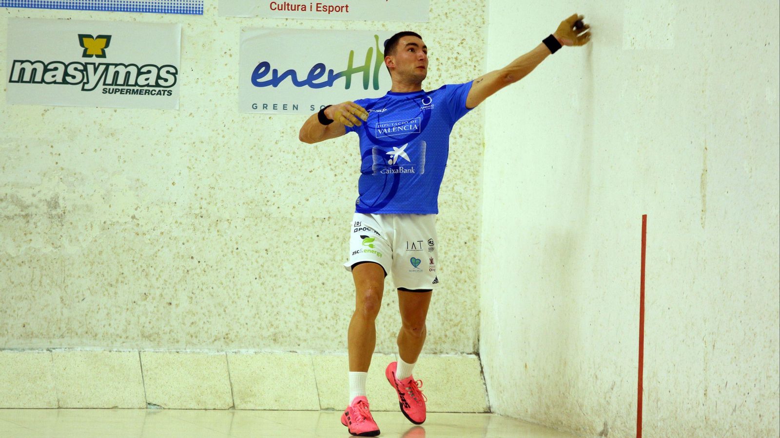 Iván, en una acció d'una partida de la Lliga de raspall