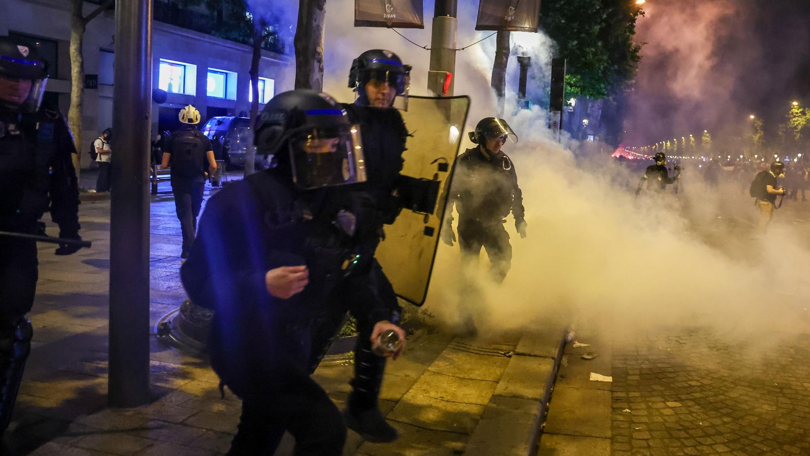 La policia francesa intervé durant els enfrontaments amb aficionats del PSG que celebraven la victòria del seu equip en la final de la Lliga de Campions als Camps Elisis de París, França