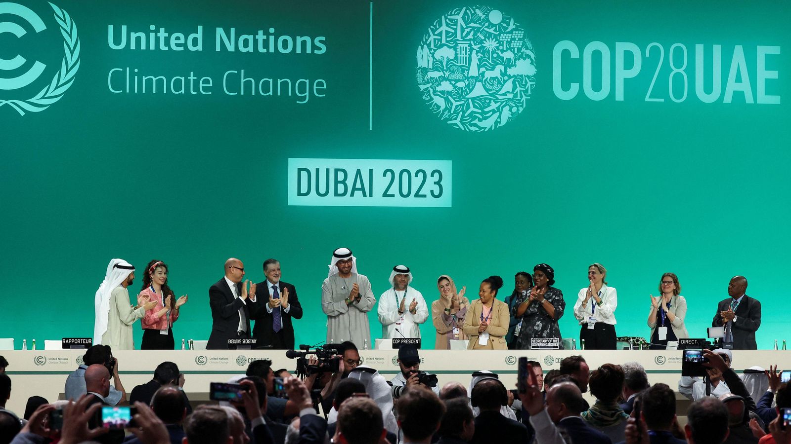 Els responsables de la COP28 celebren l'acord assolit