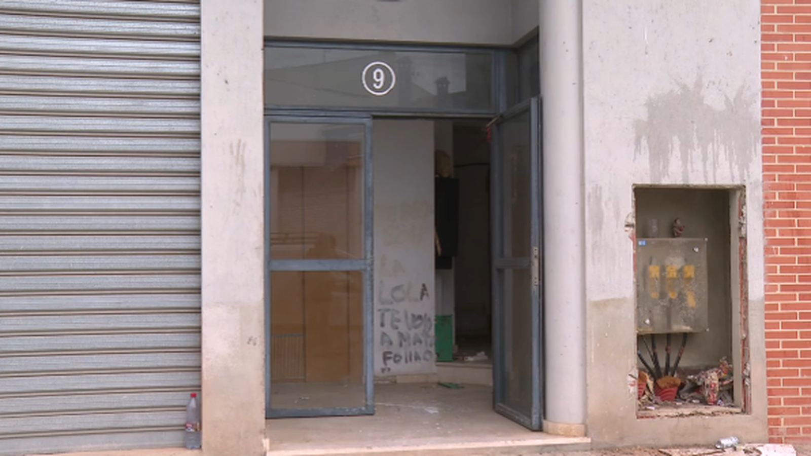 Bloc de pisos ocupat a Alberic en una imatge d'arxiu
