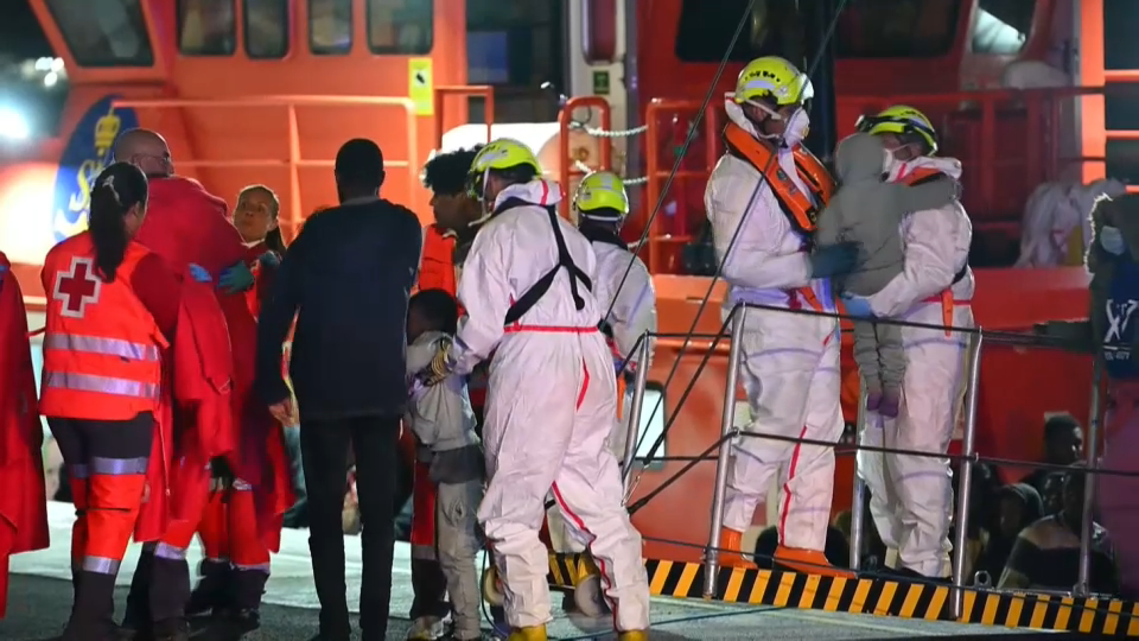 Creu Roja atén unes persones migrants