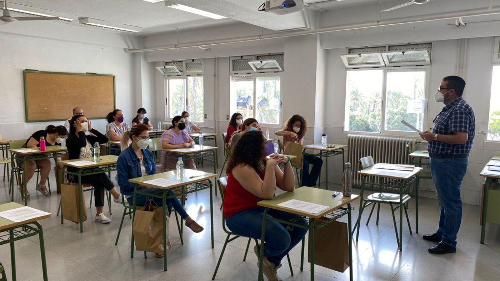 Opositores docents realitzant la prova a Alacant