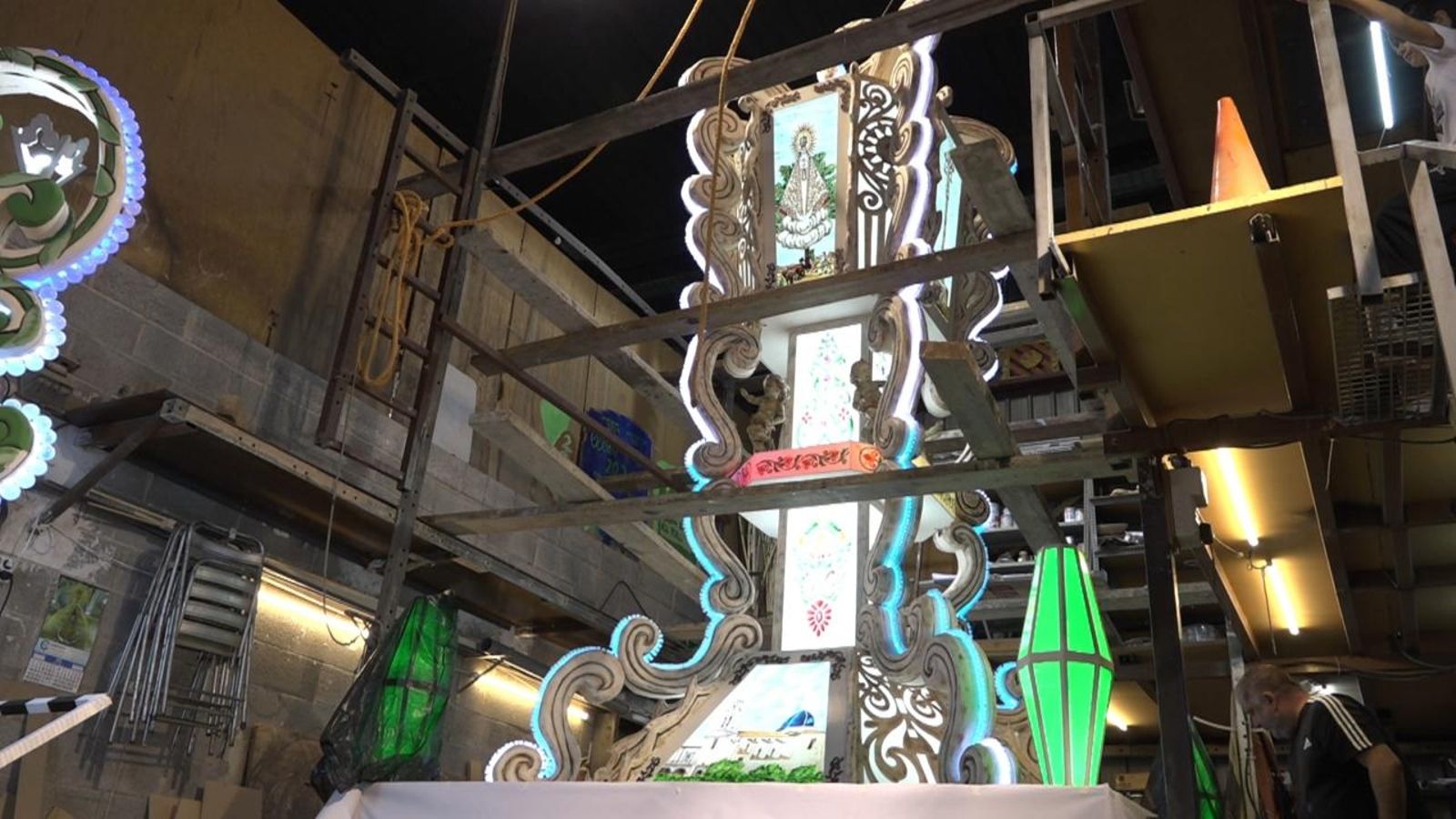 Últims retocs a les gaiates abans de La Magdalena