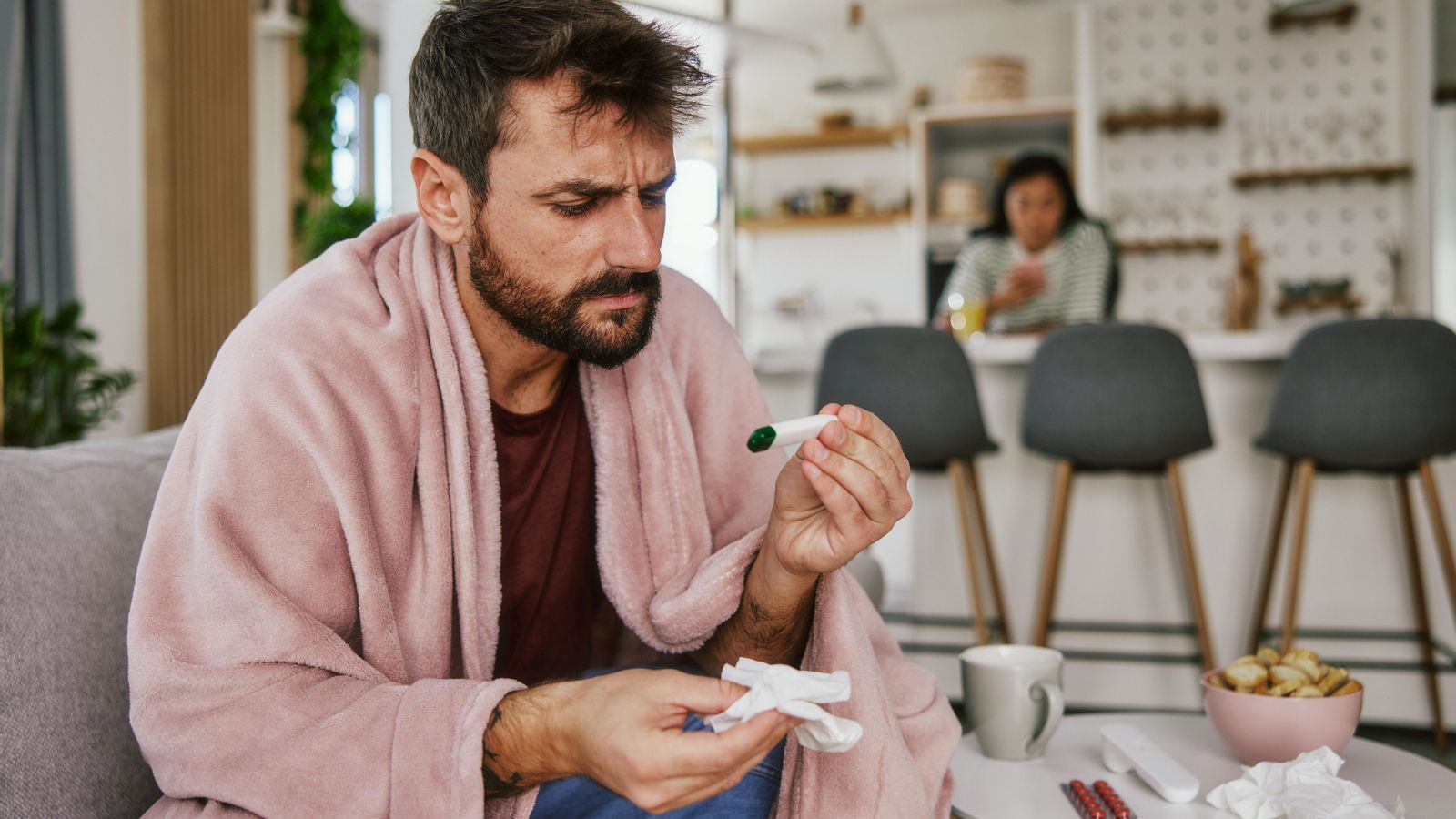 Una persona es pren la temperatura amb un termòmetre