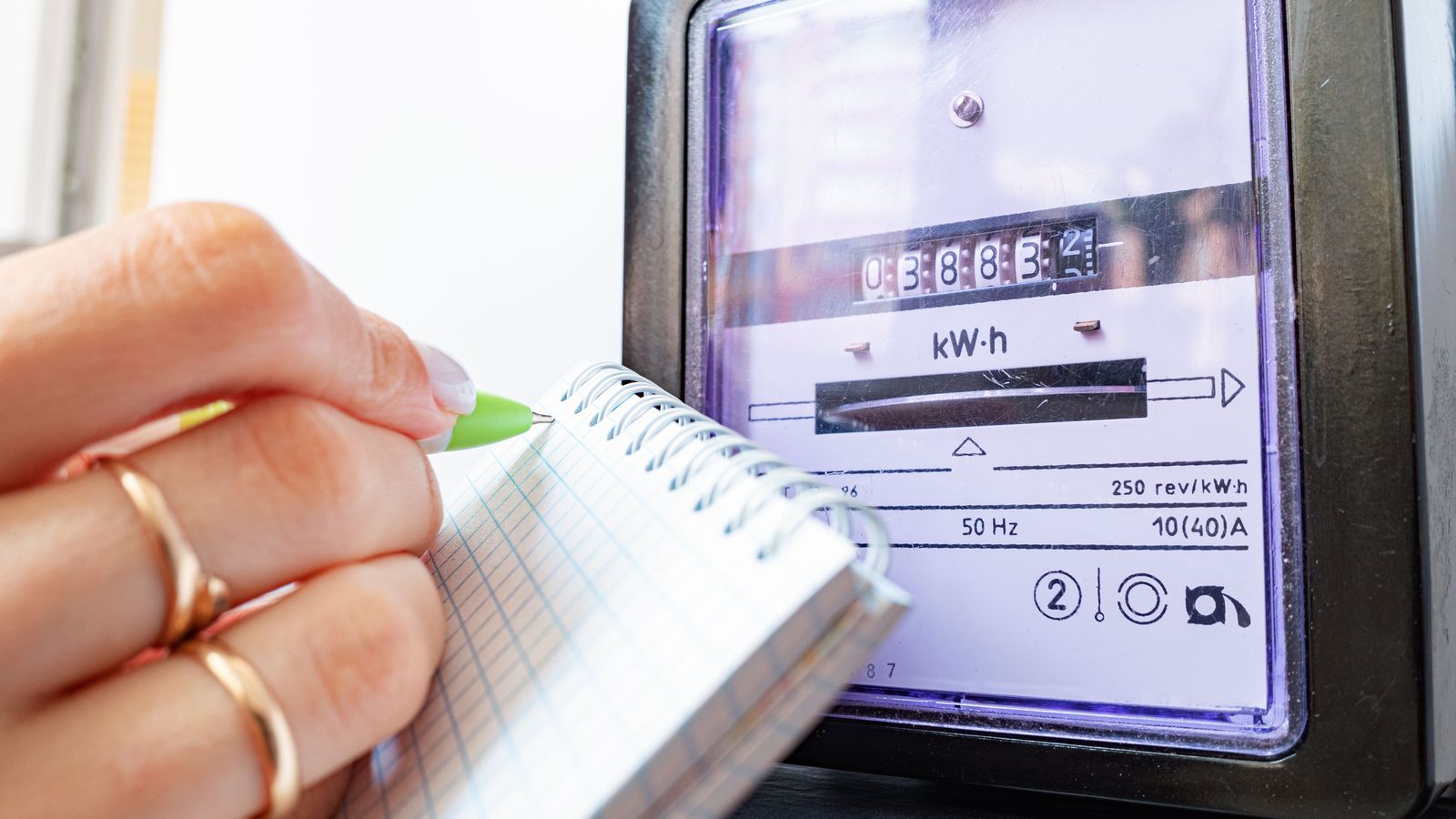 Una dona apunta el consum elèctric