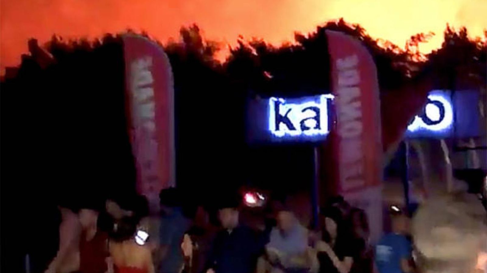 Els joves que participaven en un festival a l’illa croata de Pag van haver de ser evacuats anit a causa d’un incendi