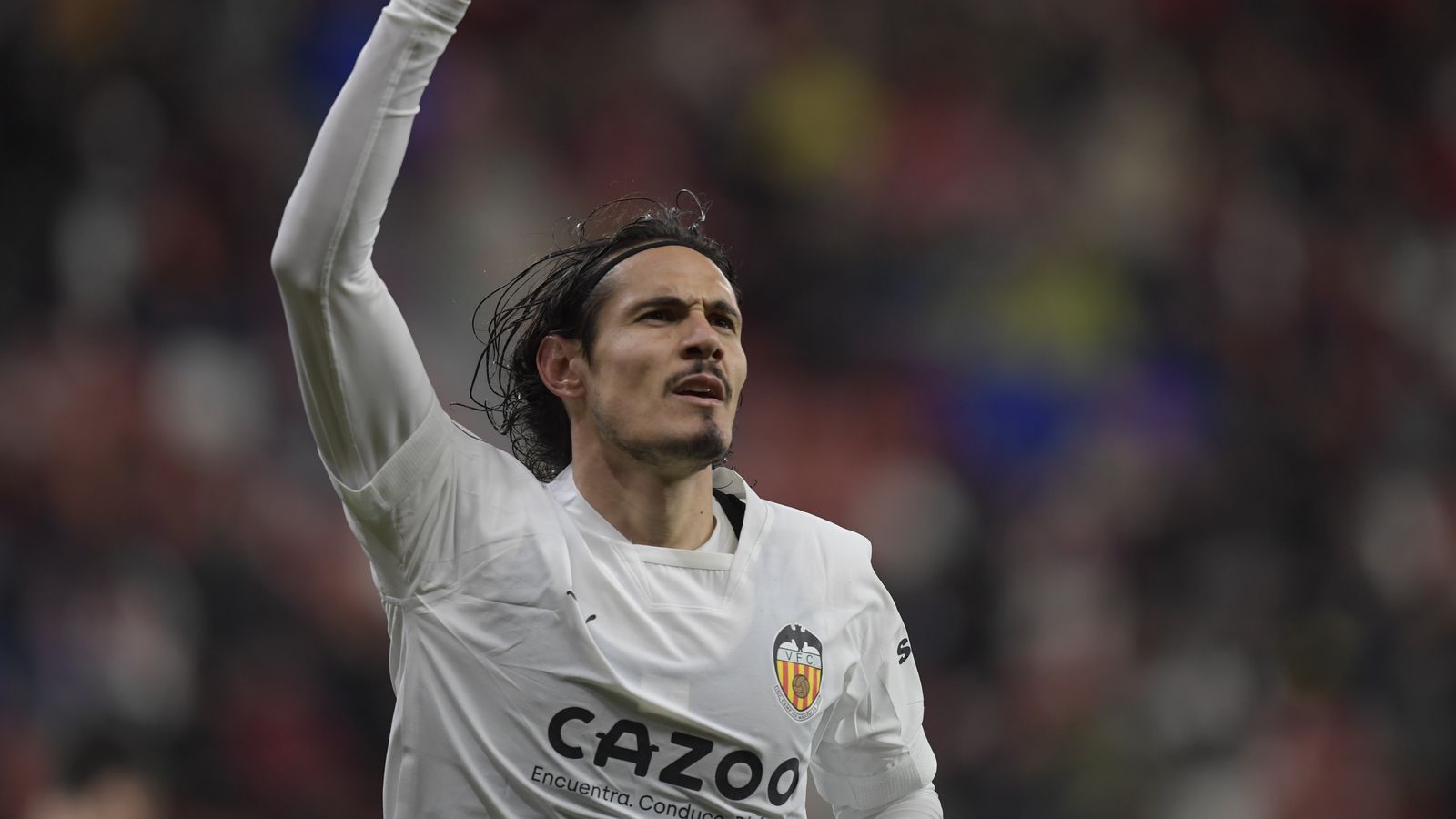 Cavani celebra un dels dos gols que ha marcat al Molinón