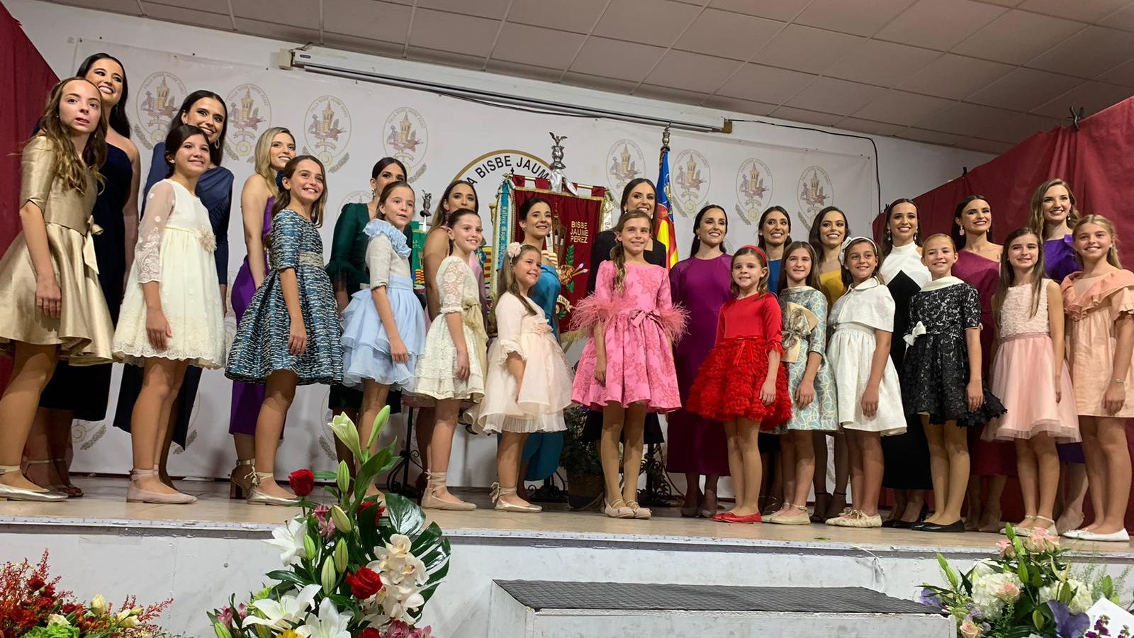 Les falleres majors de València 2024, María Estela Arlandis Ferrando i Marina García Arribas, amb les seues respectives corts d'honor