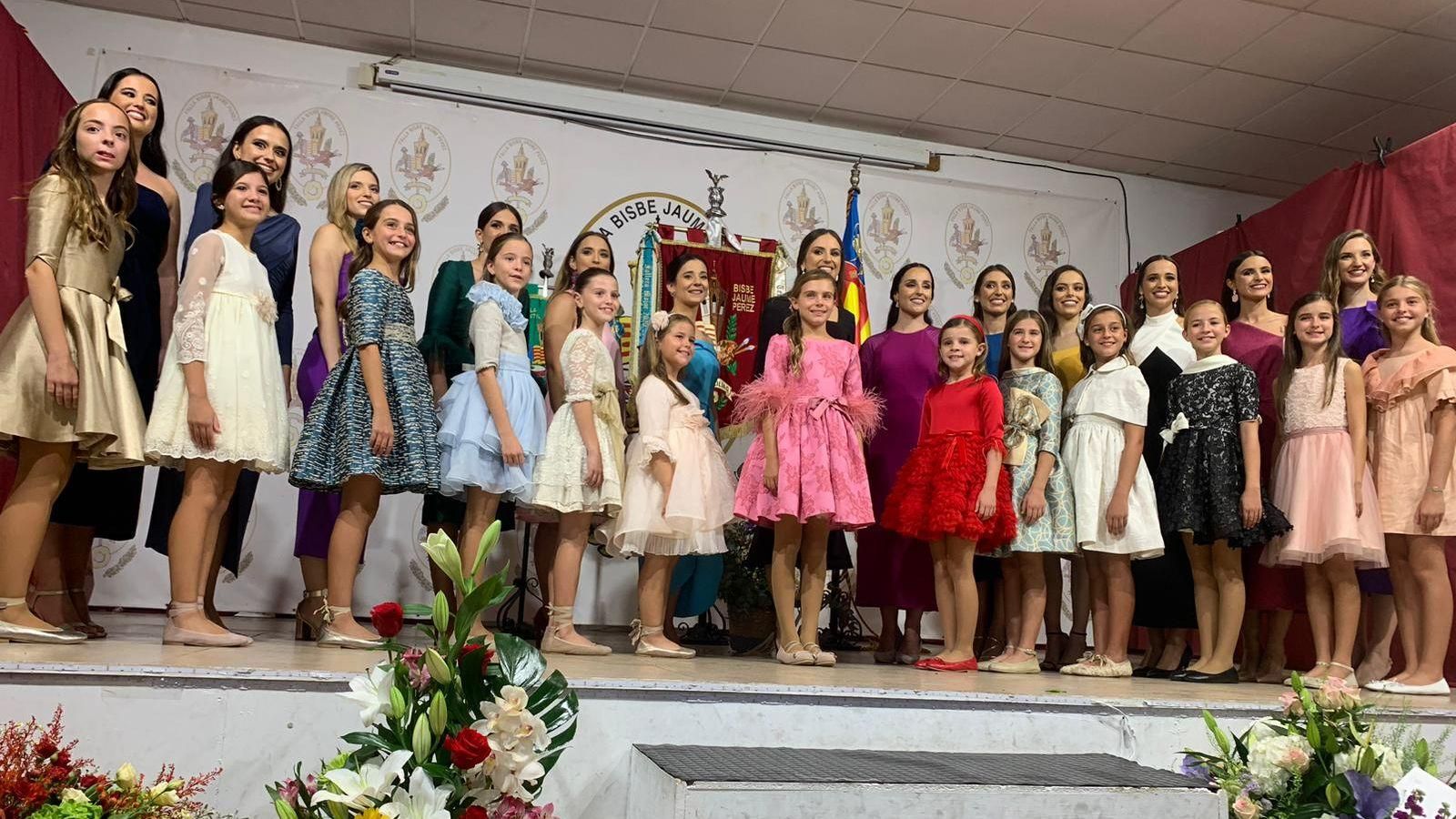 Les falleres majors de València 2024, María Estela Arlandis Ferrando i Marina García Arribas, amb les seues respectives corts d'honor