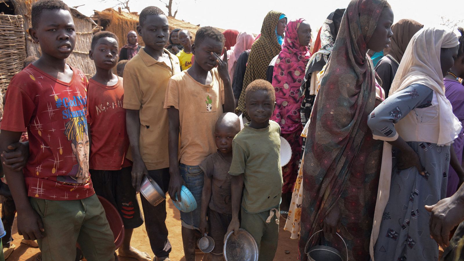 Famílies desplaçades fan cua per a rebre menjar al camp de Thobo, al comtat d’Engpung, Sudan Karl Schembri / Norwegian Refugee Council / via REUTERS