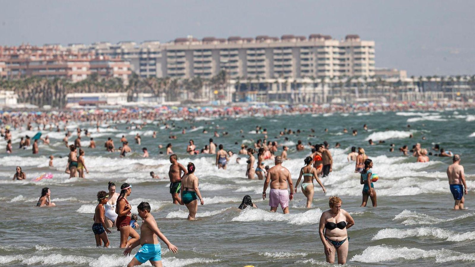 Platja de la Malvarrosa de València, plena de gent aquest dissabte