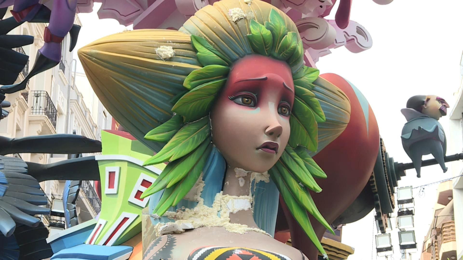 Detall de les reparacions al cap de la figura central de la falla Sueca-Literat Azorín 2021