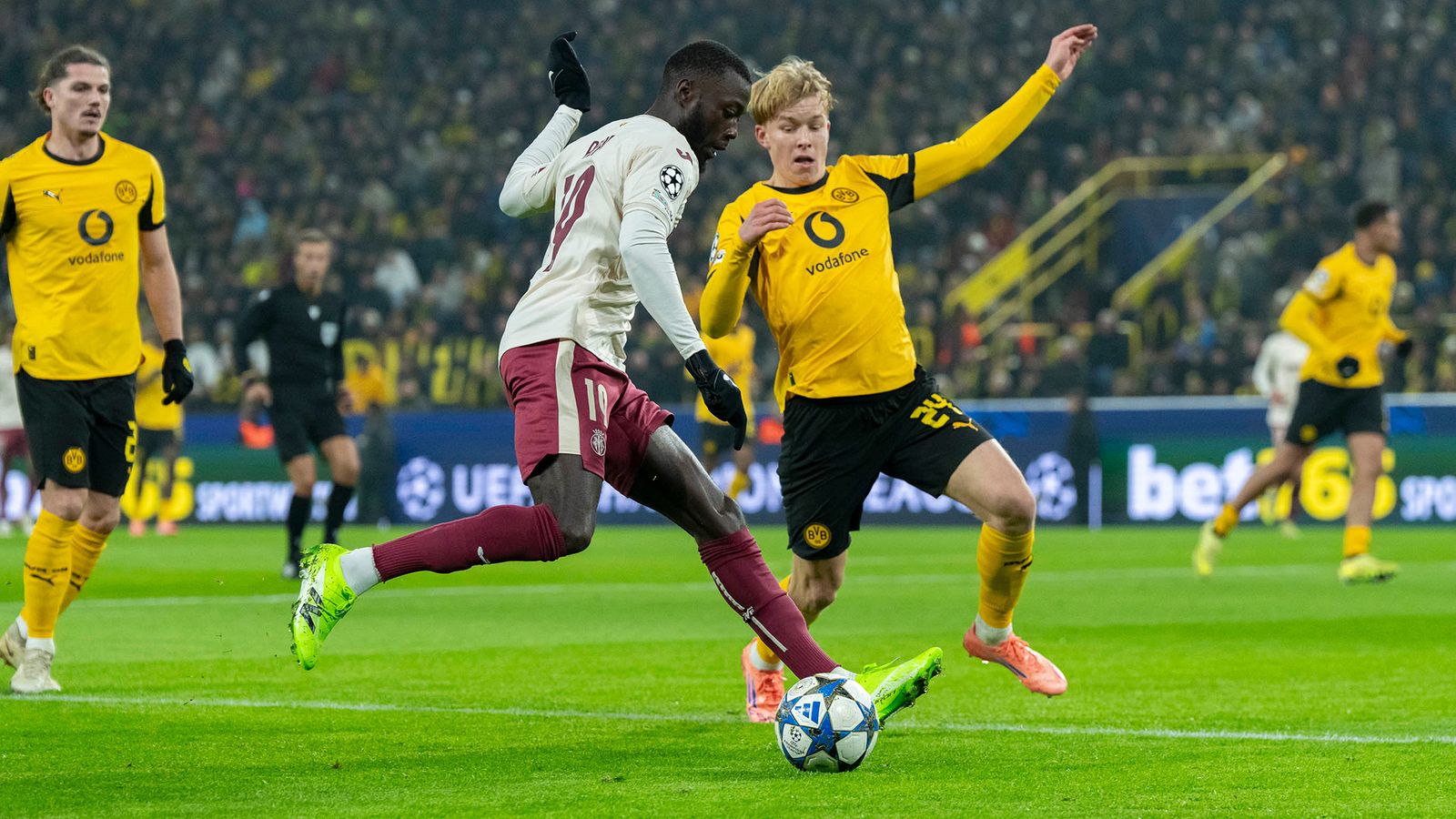 Nicolas Pépé, en una acció del partit a Dortmund la temporada passada