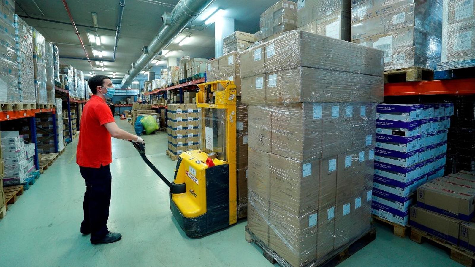 Operaris de l'hospital La Fe de València organitzen el material sanitari que va adquirir la Generalitat a la Xina