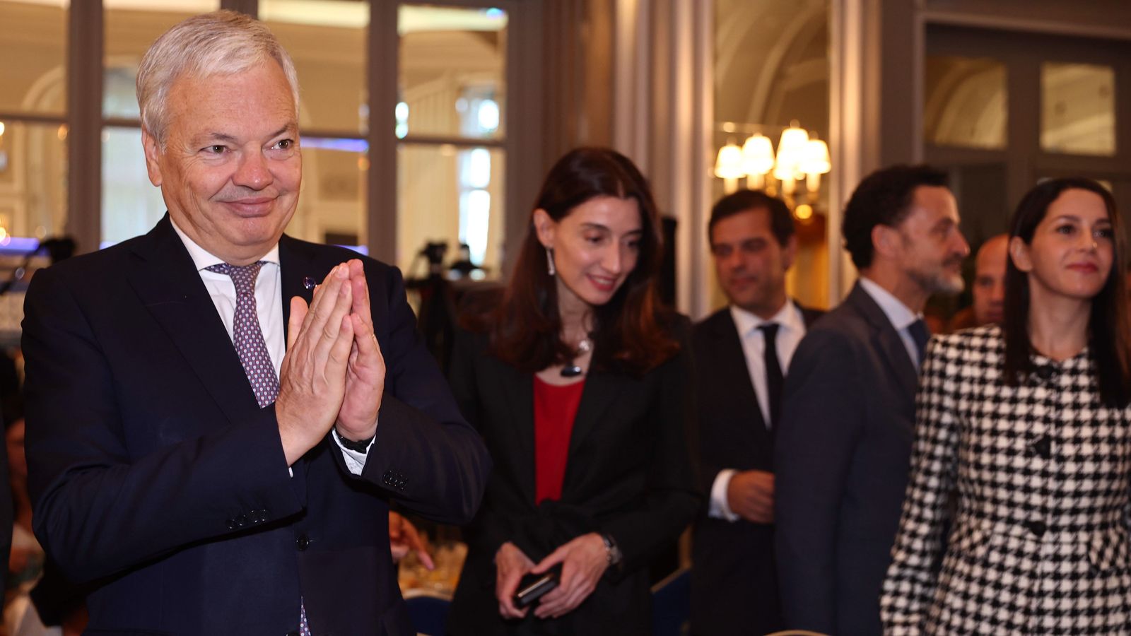 El comissari de Justícia europeu saluda en arribar a un desdejuni informatiu d’aquest divendres a Madrid