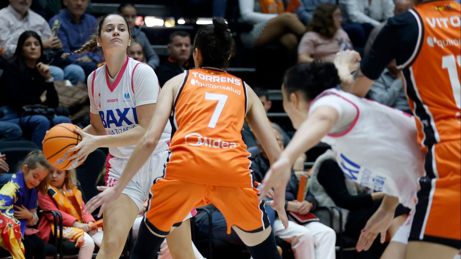 Alba Torrens, en una acció defensiva