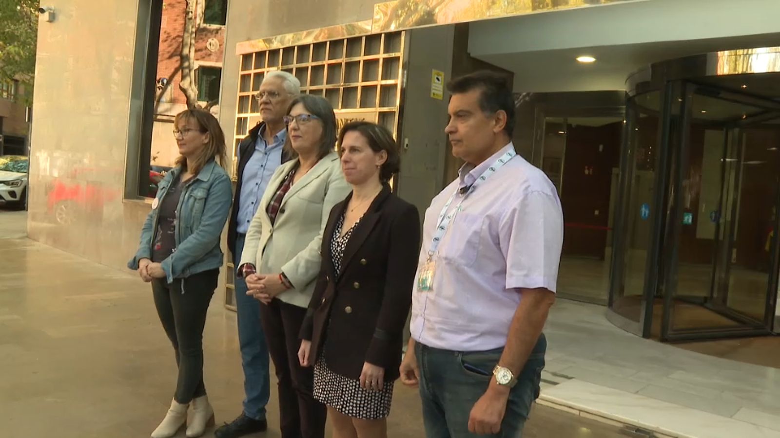 Els representants dels sindicats de la Taula Sectorial de Sanitat SATSE, CCOO, UGT, CSIF davant la seu de la conselleria