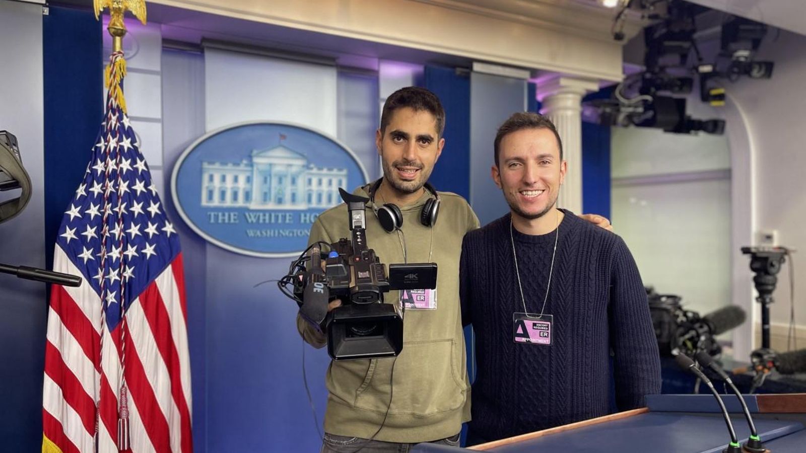 El càmera Javi Rodríguez i el periodista Enrique Tena entren a la Casa Blanca aquest dimecres.