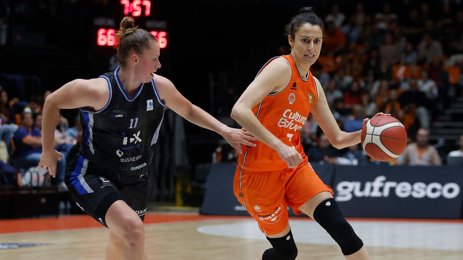 La jugadora del València Basket, Alba Torrens, en una acció en el partit contra l'IDK Euskotren