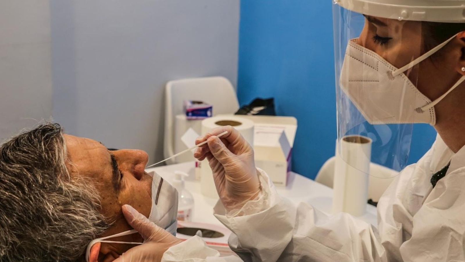 Un home se sotmet a una prova de coronavirus