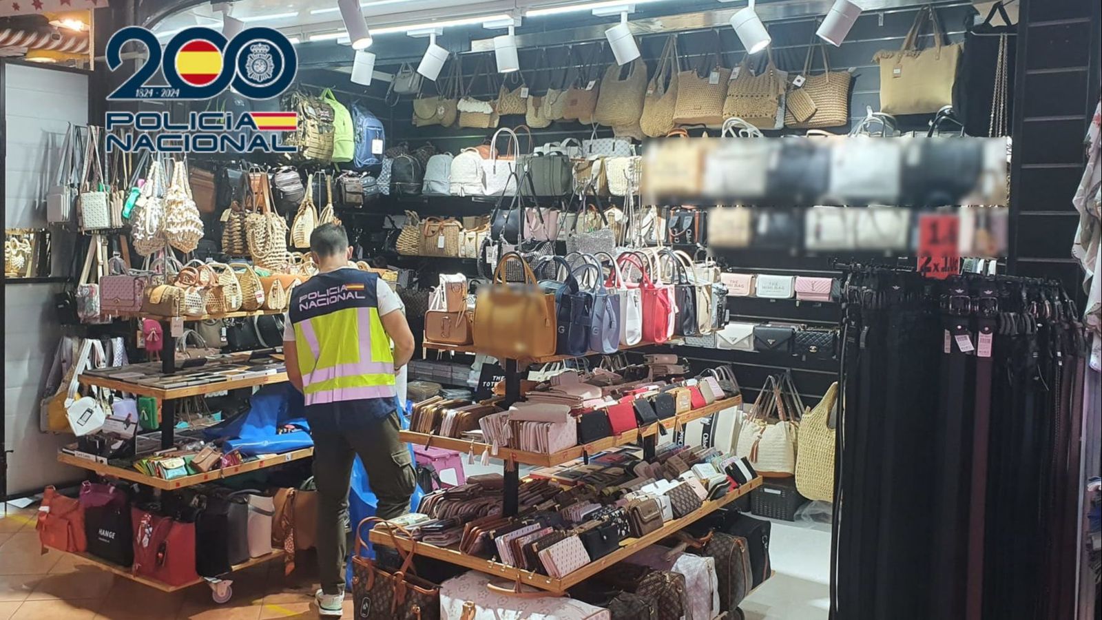 Un agent inspecciona l'establiment de Benidorm